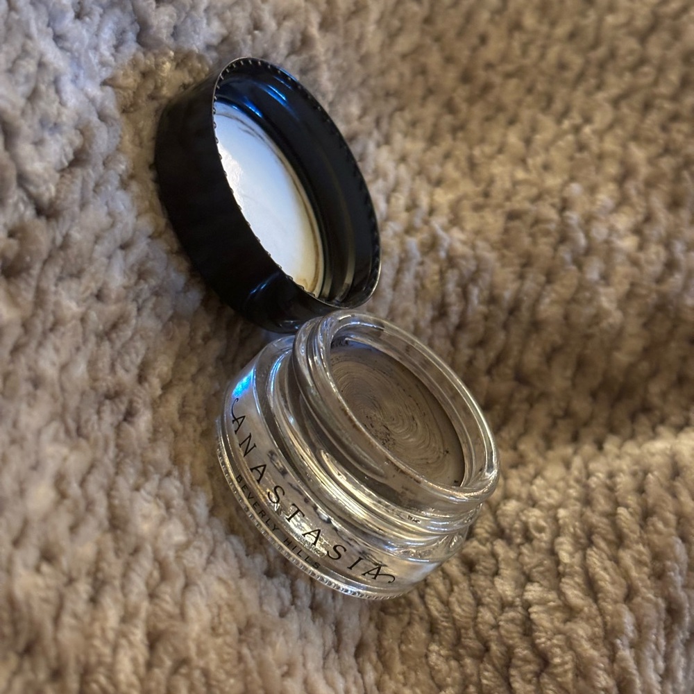 Anastasia Beverly Hills Dip Brow Pomade in Soft Brown